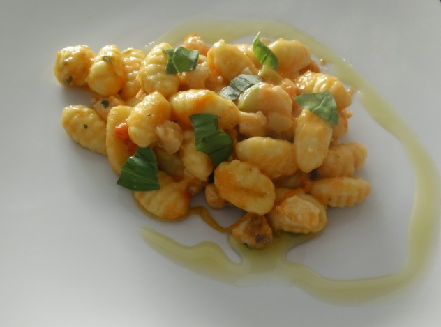 Gnocchetti di patate con pescatrice, pomodorini e zucchine