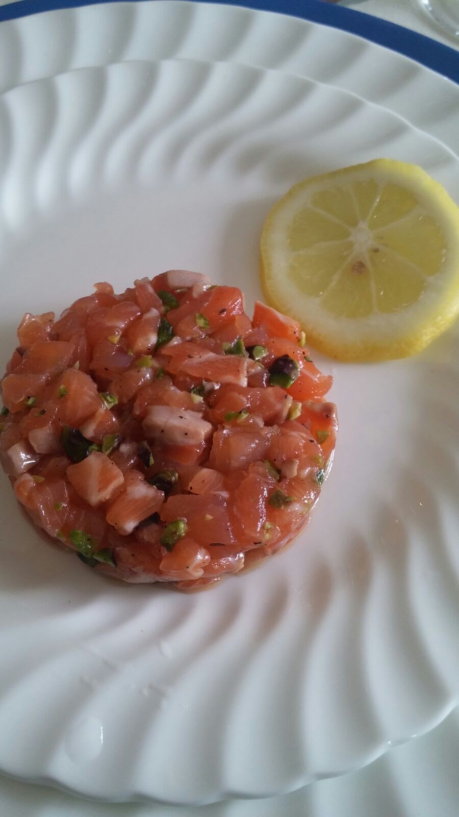 Tartare di salmone fresco con salmone affumicato e pistacchi di bronte