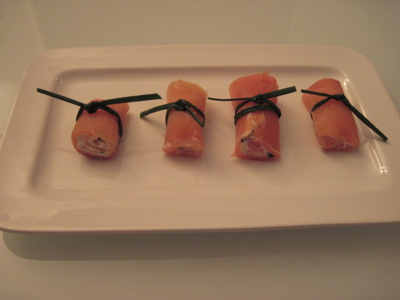 Involtini di salmone con ricotta ed erba cipollina