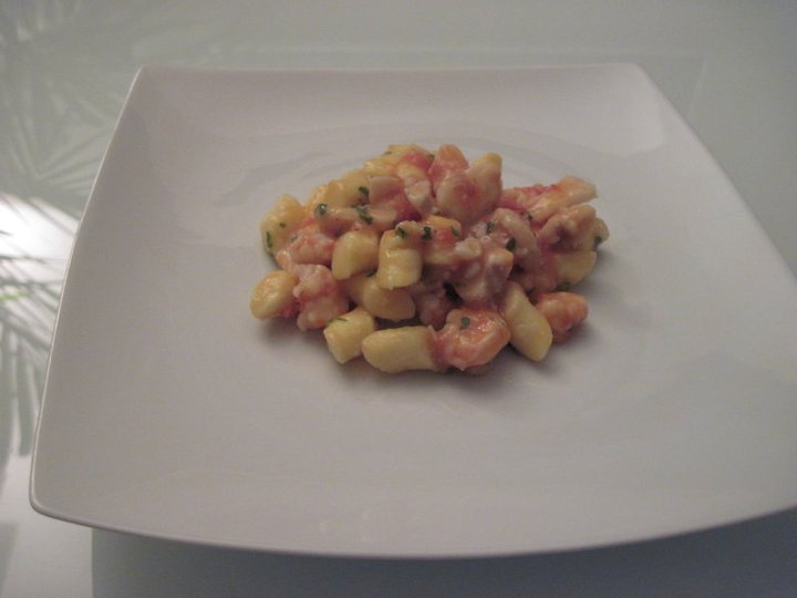 gnocchi di patate con pescatrice e gamberi