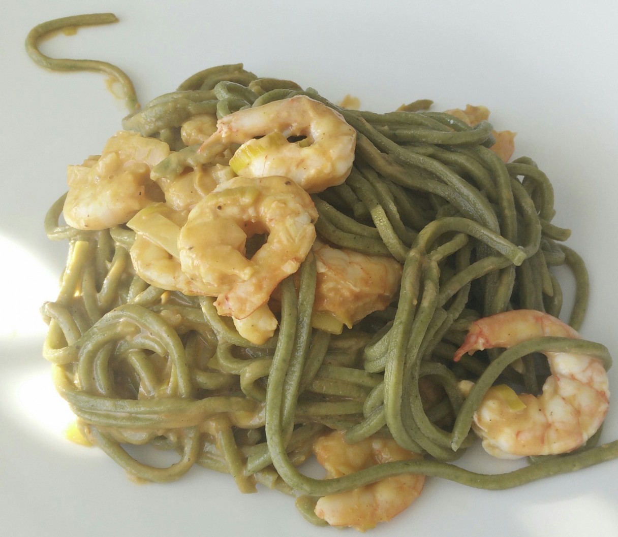 Tagliolini con gamberi rossi in salsa di tè verde, porri e curry