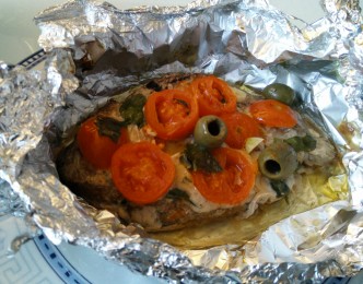 Filetto di tonno al cartoccio con olive, pomodorini e basilico