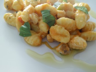 Gnocchetti di patate con pescatrice, pomodorini e zucchine