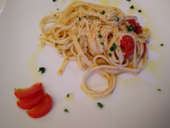 Spaghetti con colatura di alici, pomodoro pachino e limone