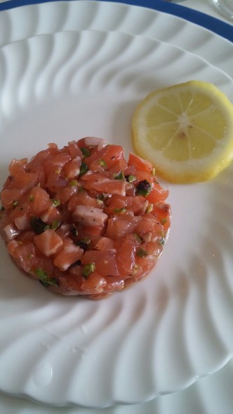 Tartare di salmone fresco con salmone affumicato e pistacchi di bronte